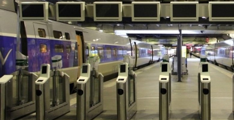 Les quais de la gare de Nantes fermés par des portiques